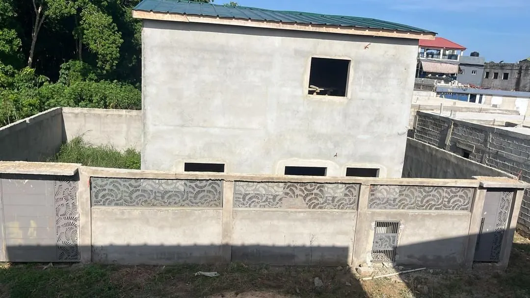 Chantier G-Construction — structure en cours d'élévation à Abidjan