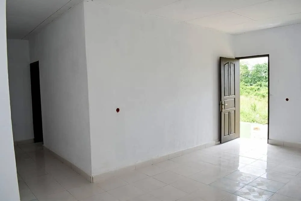 Intérieur G-Construction — carrelage posé et finitions blanches